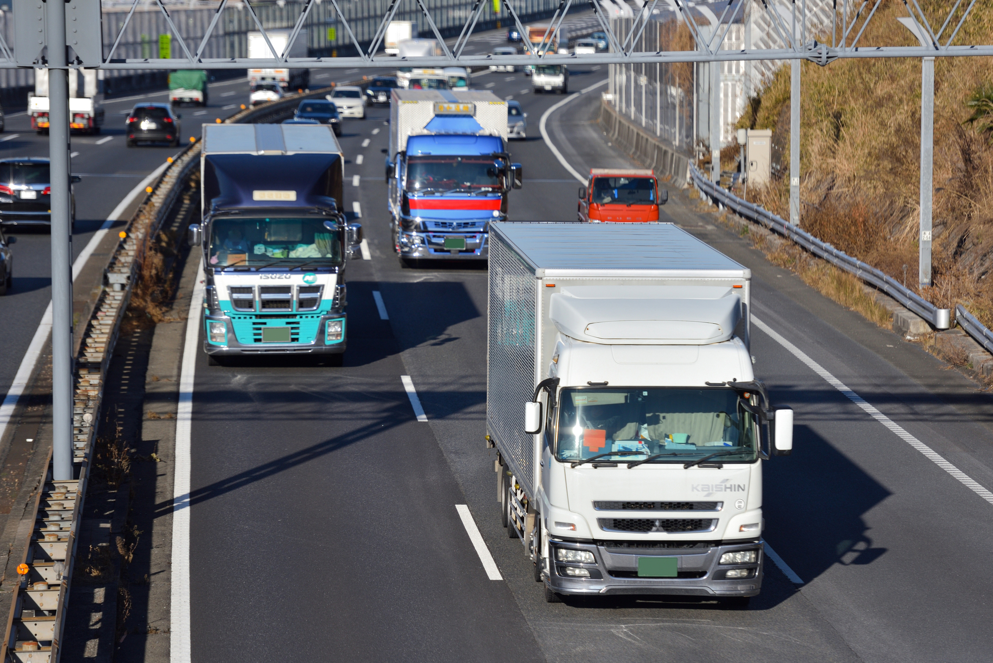 トラックの高速道路、最高時速90キロに！アイキャッチ画像