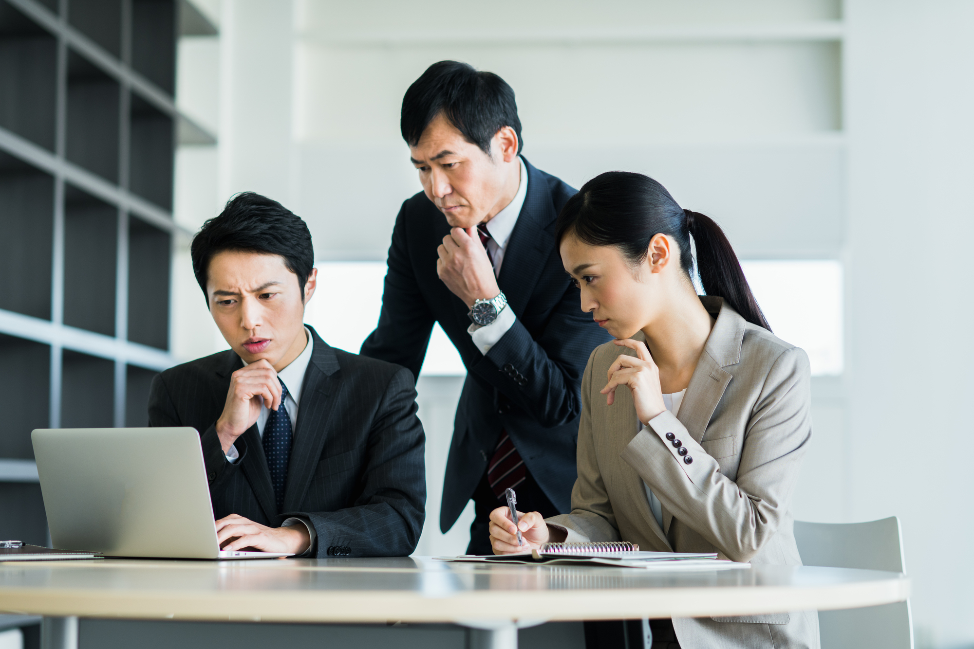 最近よく聞くパープル企業とは？ブラック企業やホワイト企業との違いは？アイキャッチ画像